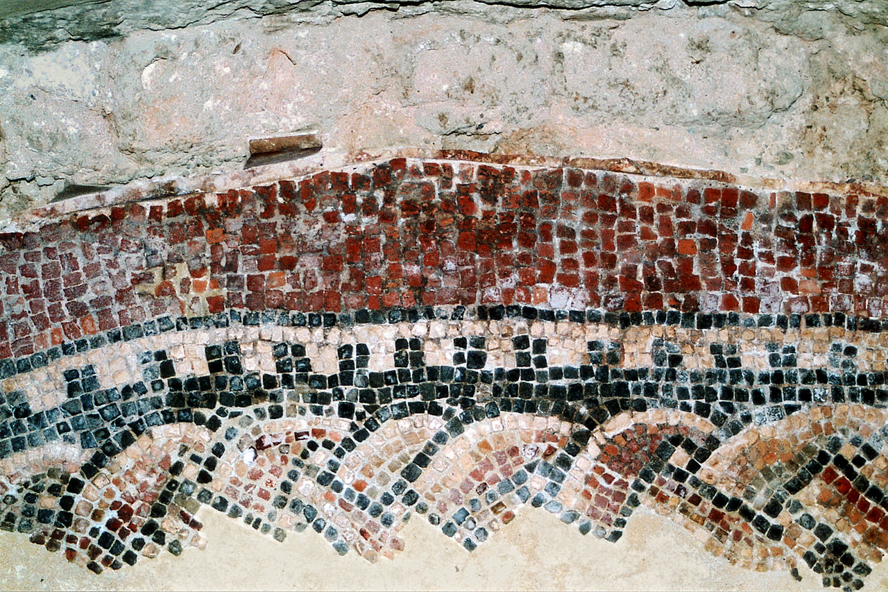Letzter erhaltener Überrest des originalen Mosaikfußbodens des antiken Ursprungsbaus (in der ersten Konche der Südseite)