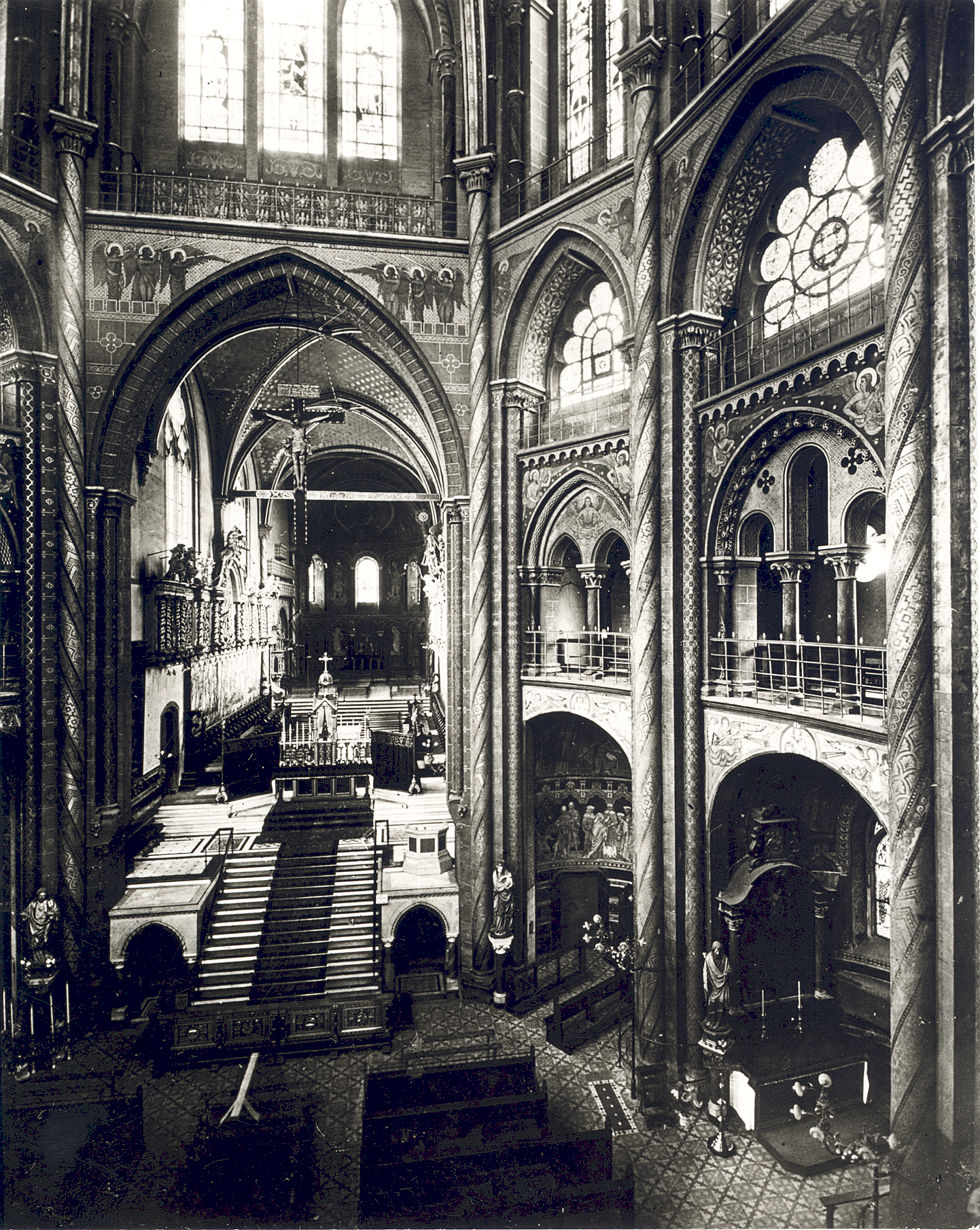 St. Gereon um 1900 mit Ausmalung und Altaranlage nach Essensweins Entwürfen