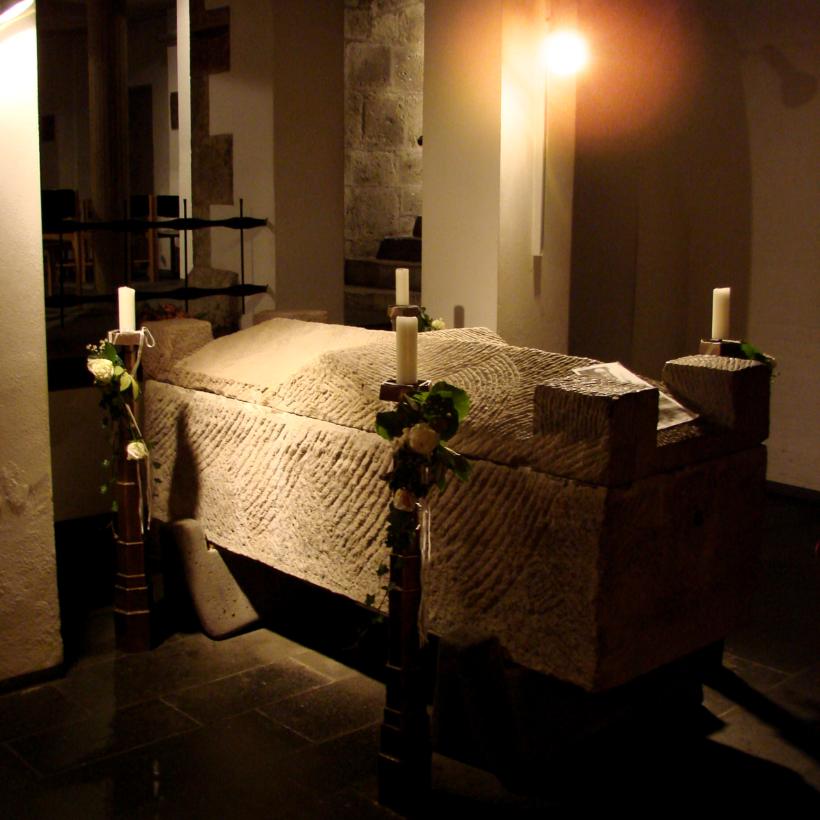 Sarkophag des heiligen Kirchenlehrers Albertus Magnus in der Krypta unter St. Andreas