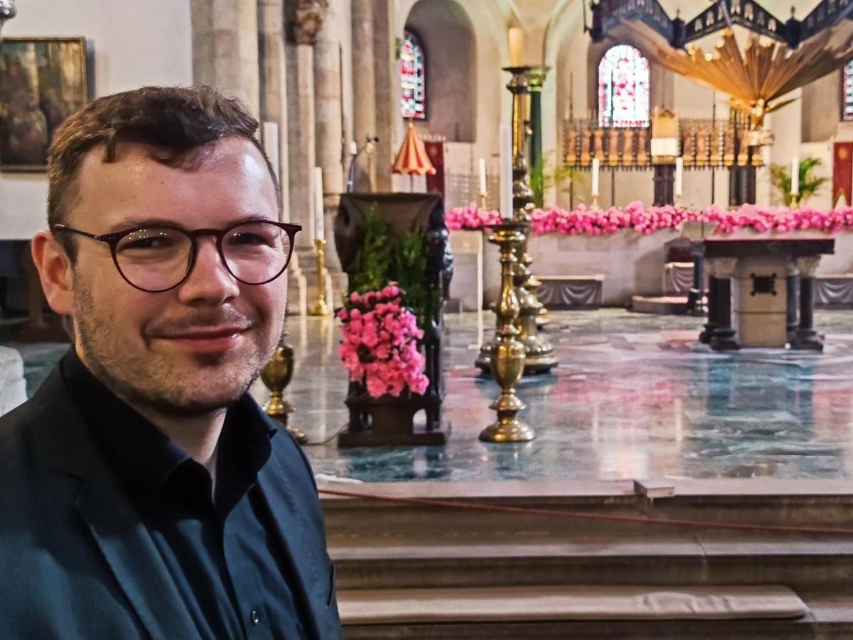 Priesteramtskandidat und Gemeindepraktikant Andie Ruster in der Basilika St. Aposteln