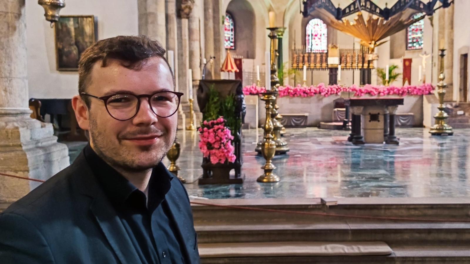 Priesteramtskandidat und Gemeindepraktikant Andie Ruster in der Basilika St. Aposteln