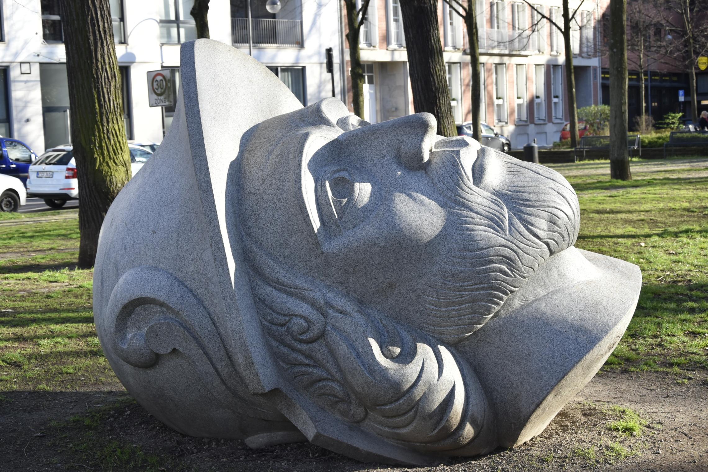 Der Kopf des hl. Gereon. Granitskulptur vor der Basilika (Künstler: Iskender Yediler)