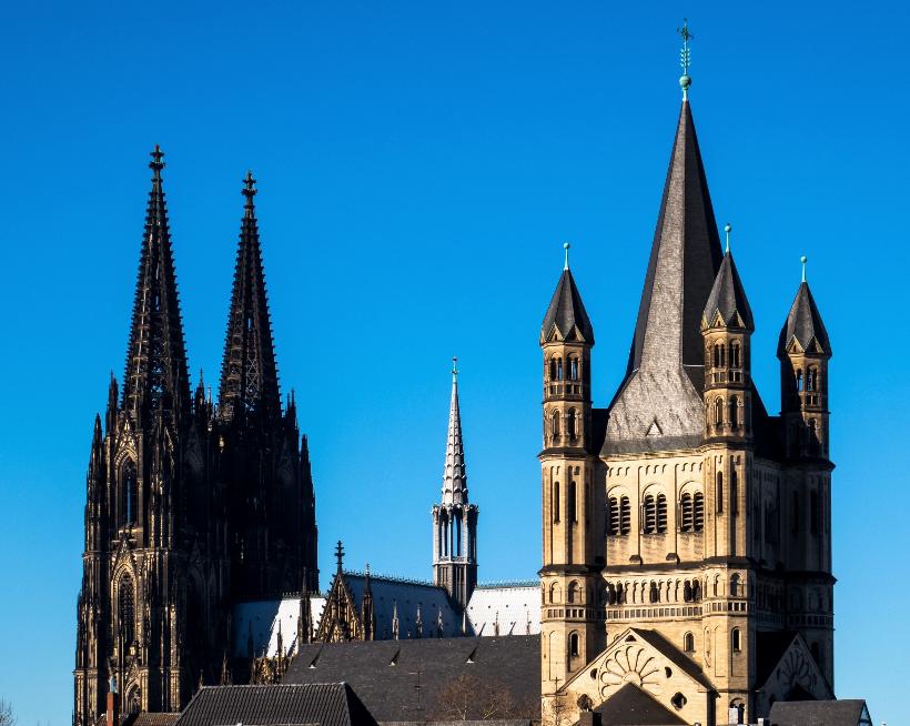 Prägen gemeinsam das Stadtpanorama Kölns: Kölner Dom und Groß St. Martin