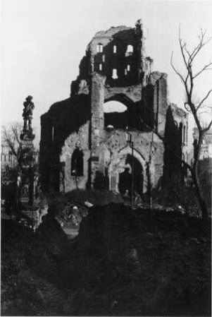 Blick vom Alter Markt auf die Westseite, Foto von Hermann Claasen, 1946