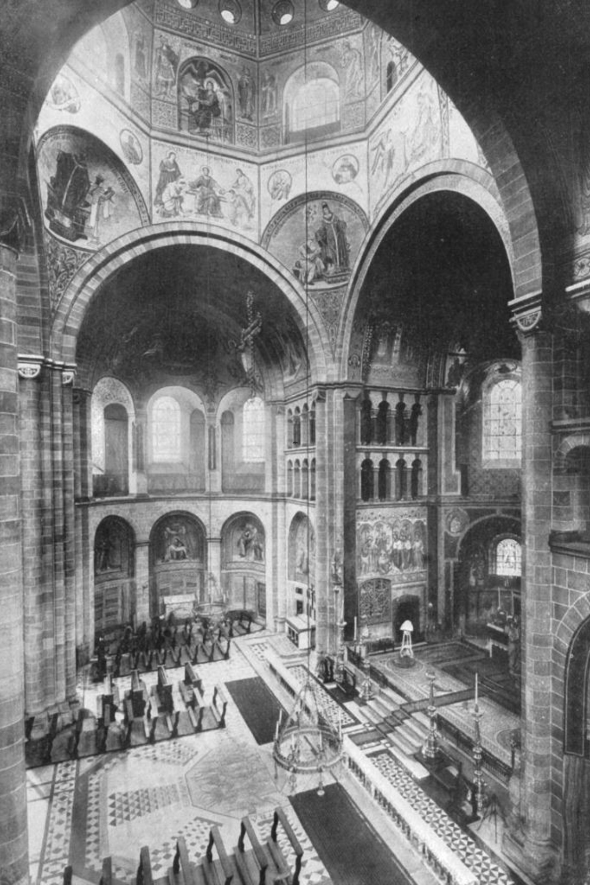Innenraum von St. Aposteln nach der Neuausmalung des 19. Jhdts. (Foto von 1899)