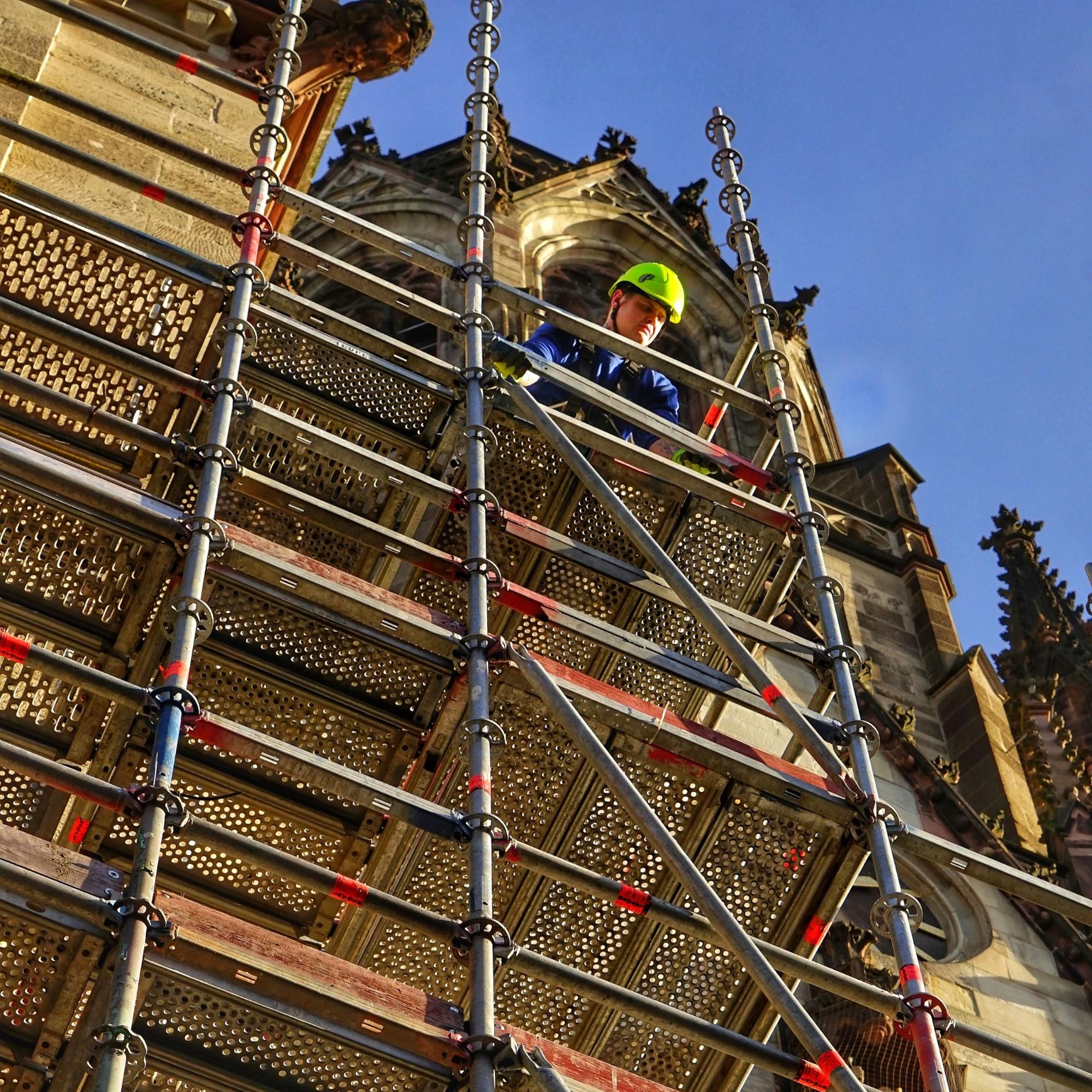 Baugerüst vor der Kirche St. Agnes in Köln anlässlich der Generalsanierung ab 2026