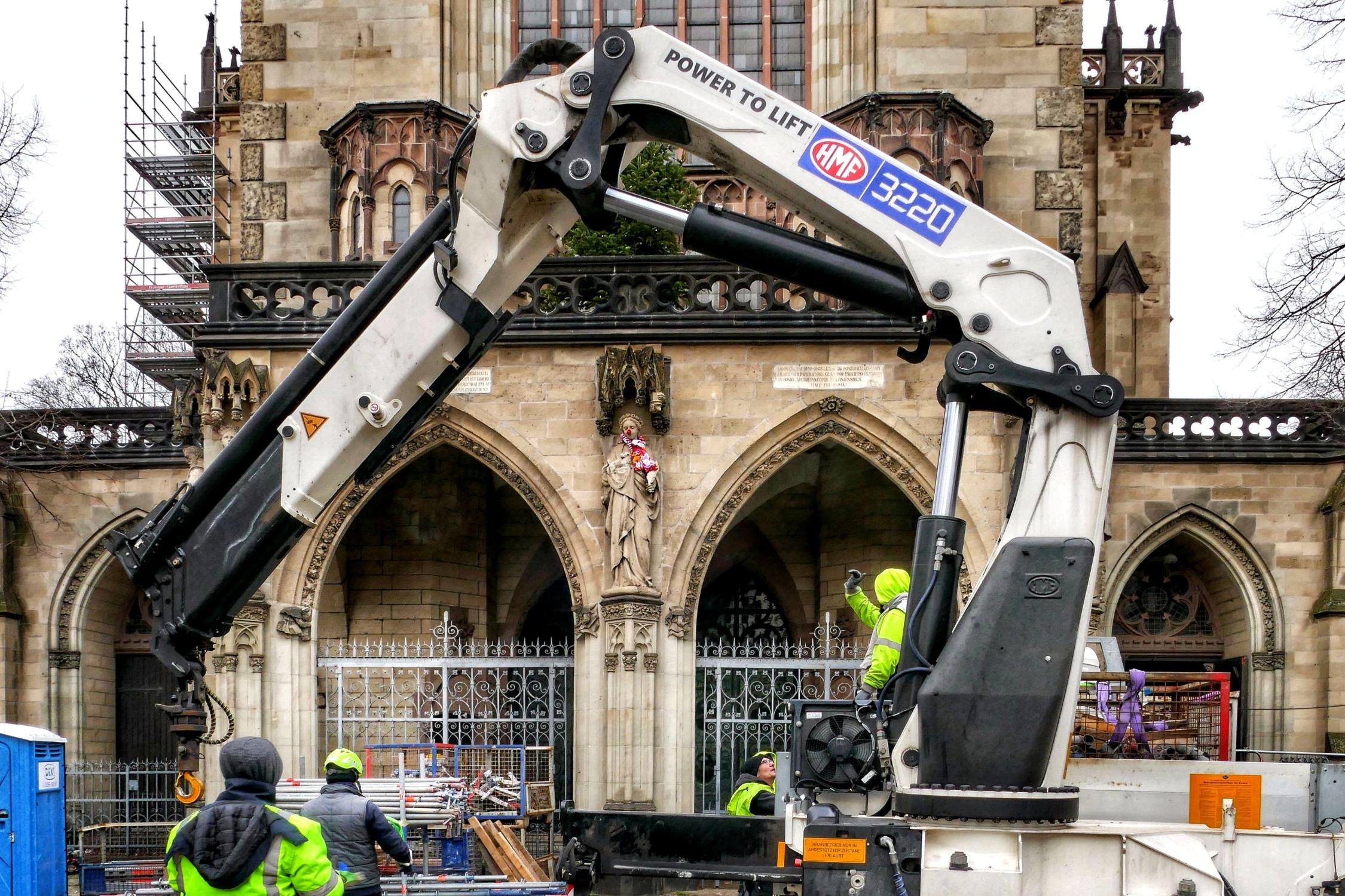 Bagger und Baumaschinen vor der Kirche St. Agnes in Köln