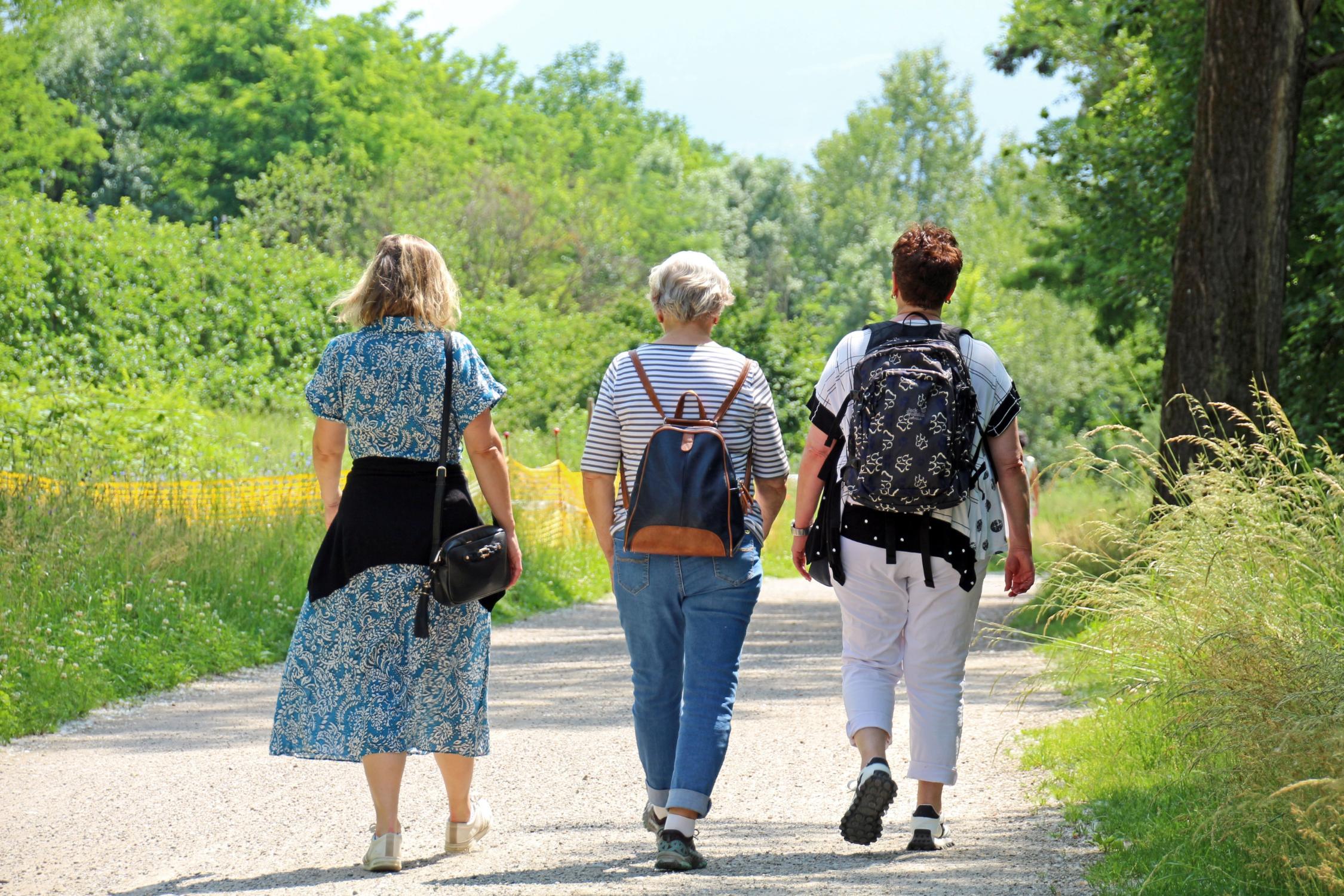 7185_drei_frauen_unterwegs_by_peter_weidemann_pfarrbriefservice(1)