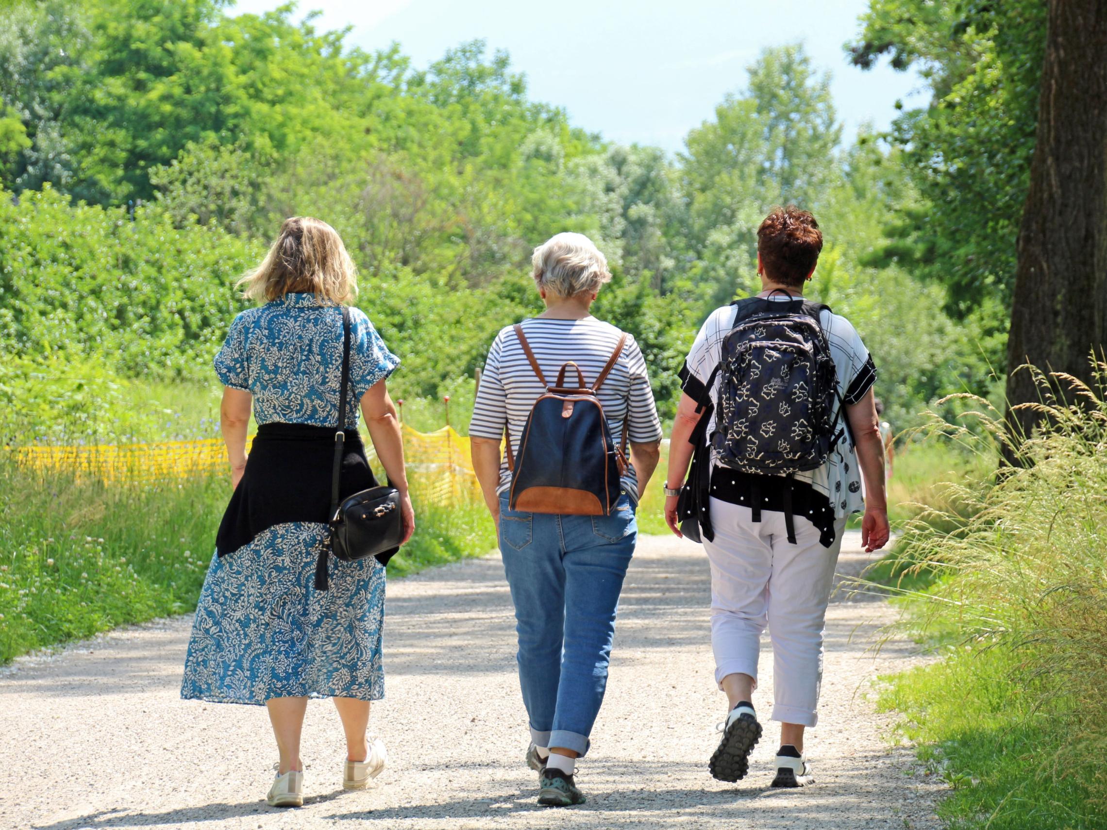 7185_drei_frauen_unterwegs_by_peter_weidemann_pfarrbriefservice(1)